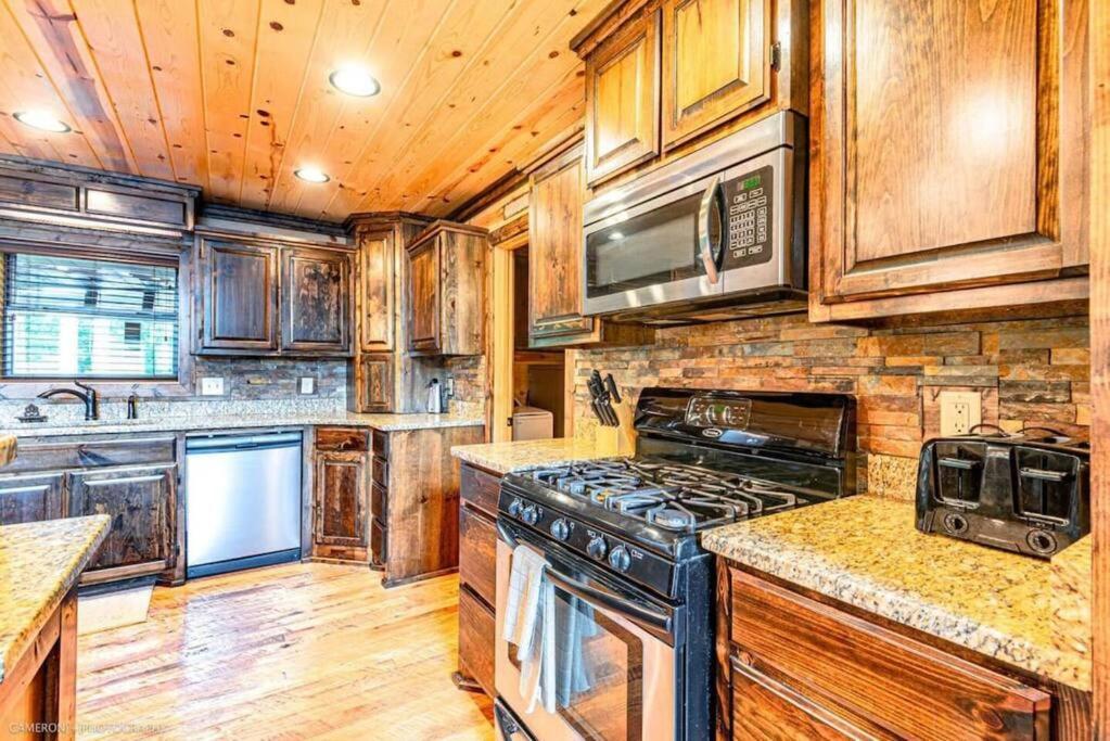 Iron Horse Lodge Sleeps 18, Games, Fire Pit, Hot Tub, Ev, More Broken Bow Exterior foto