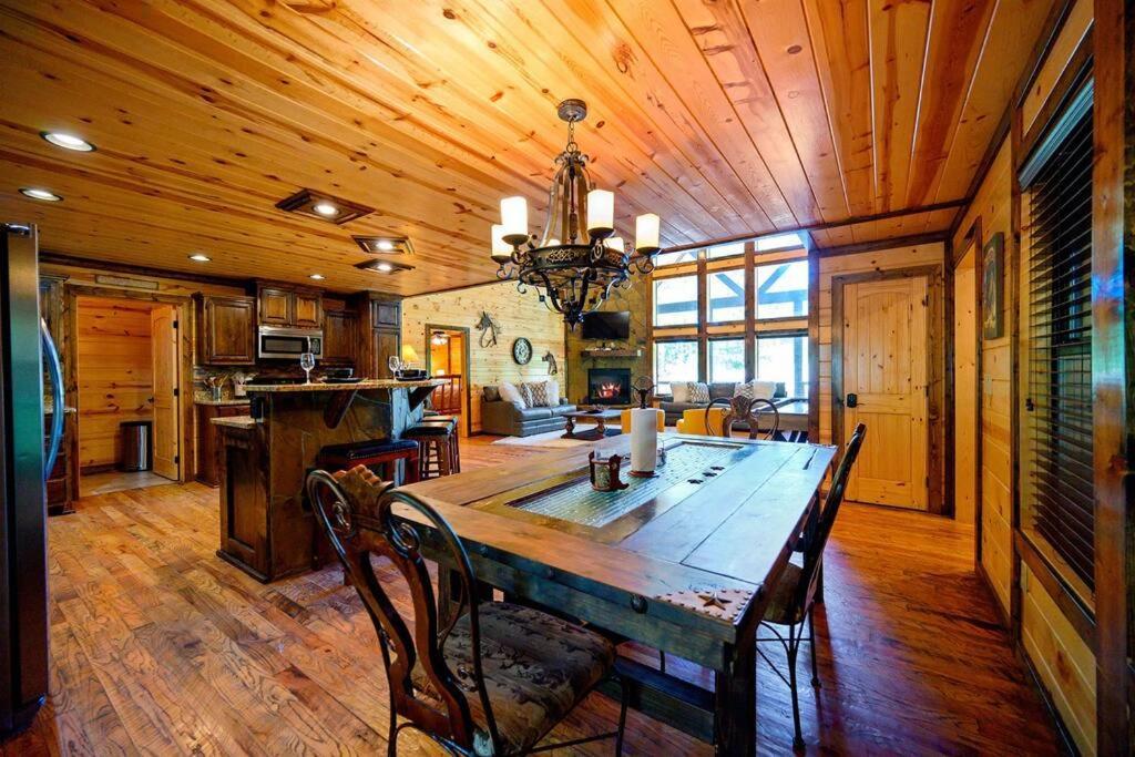 Iron Horse Lodge Sleeps 18, Games, Fire Pit, Hot Tub, Ev, More Broken Bow Exterior foto